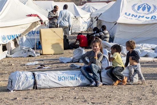 希腊莱斯沃斯岛的莫里亚难民营近日发生火灾、被完全烧毁，移民和难民入住新的UNHCR（联合国难民署）难民营。